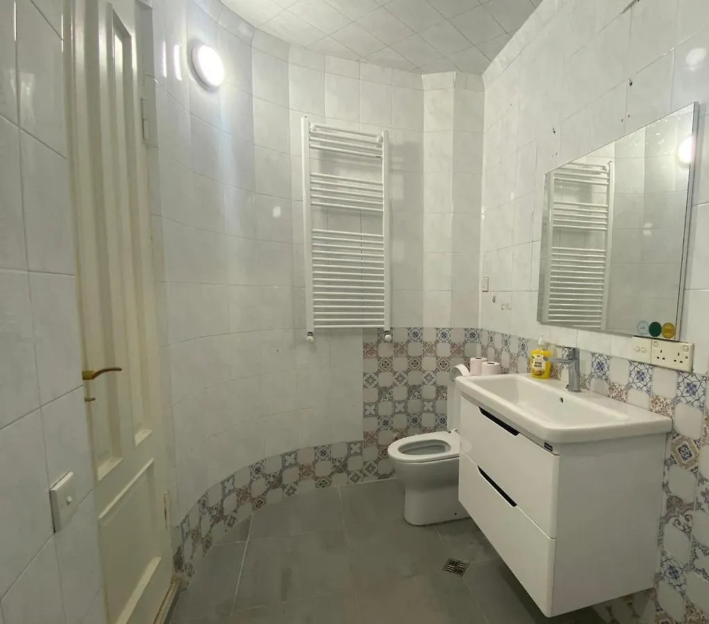 Spacious Dinamo Apartment 트빌리시 0*,  조지아